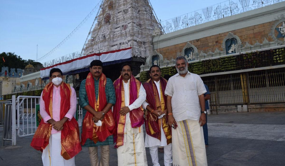 శ్రీవారి సేవ‌లో రాజ్య‌స‌భ ఎంపీ సంతోష్ కుమార్