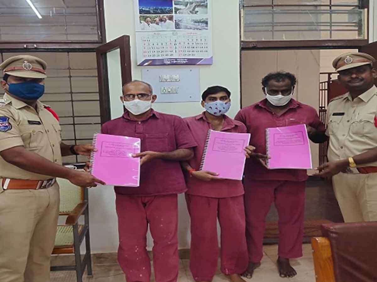 ప్ర‌భుత్వ టీచ‌ర్‌తో స‌హా ముగ్గురు వ్యాపారుల‌పై పీడీ చ‌ట్టం అమ‌లు