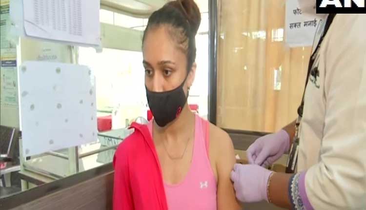 కొవిడ్ టీకా తీసుకున్న టీటీ ప్లేయ‌ర్ మ‌ణికా బాత్రా