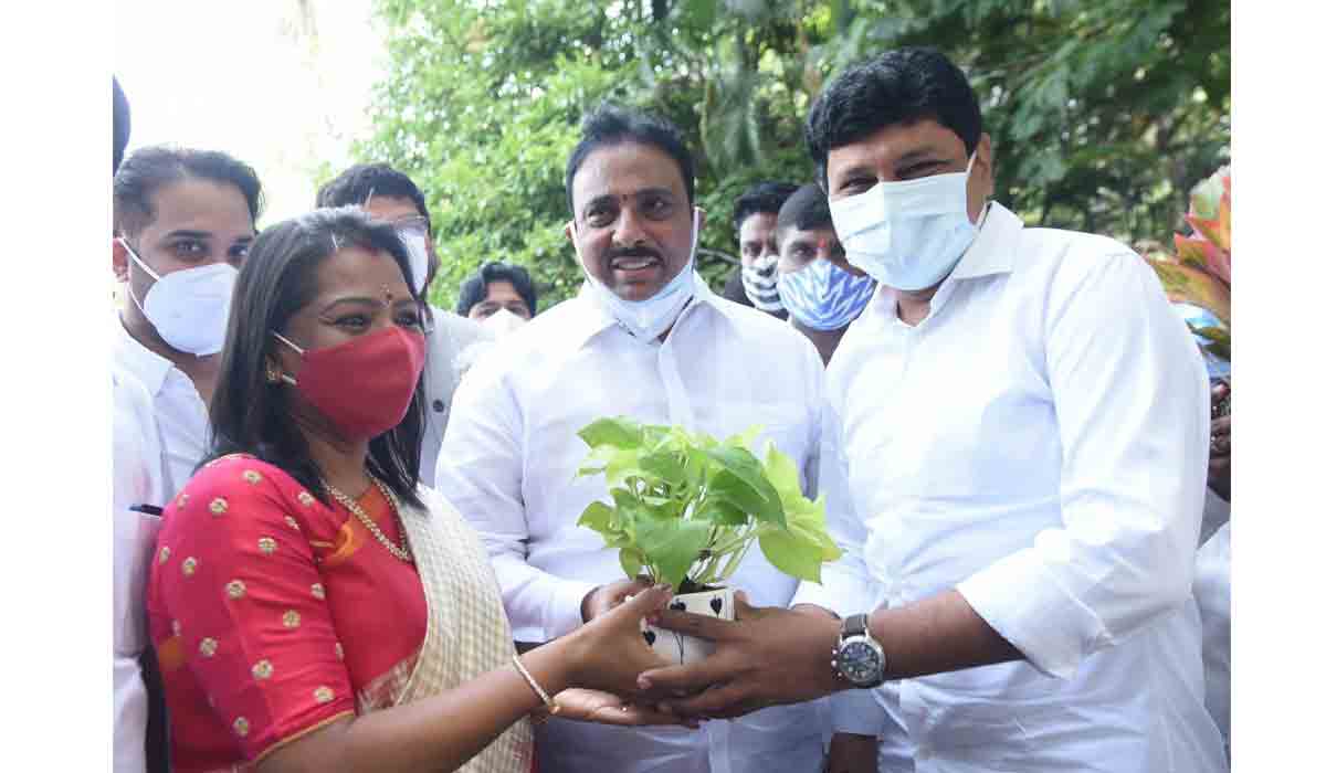 జీహెచ్ఎంసీ మేయ‌ర్‌కు ఎంపీ సంతోష్ కుమార్ జ‌న్మ‌దిన శుభాకాంక్ష‌లు