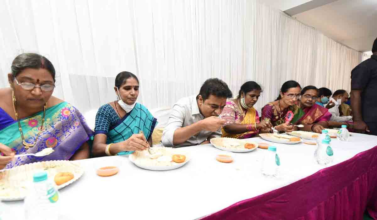 అంబేడ్క‌ర్ న‌గ‌ర్ వాసుల‌తో క‌లిసి మంత్రి కేటీఆర్ అల్పాహారం