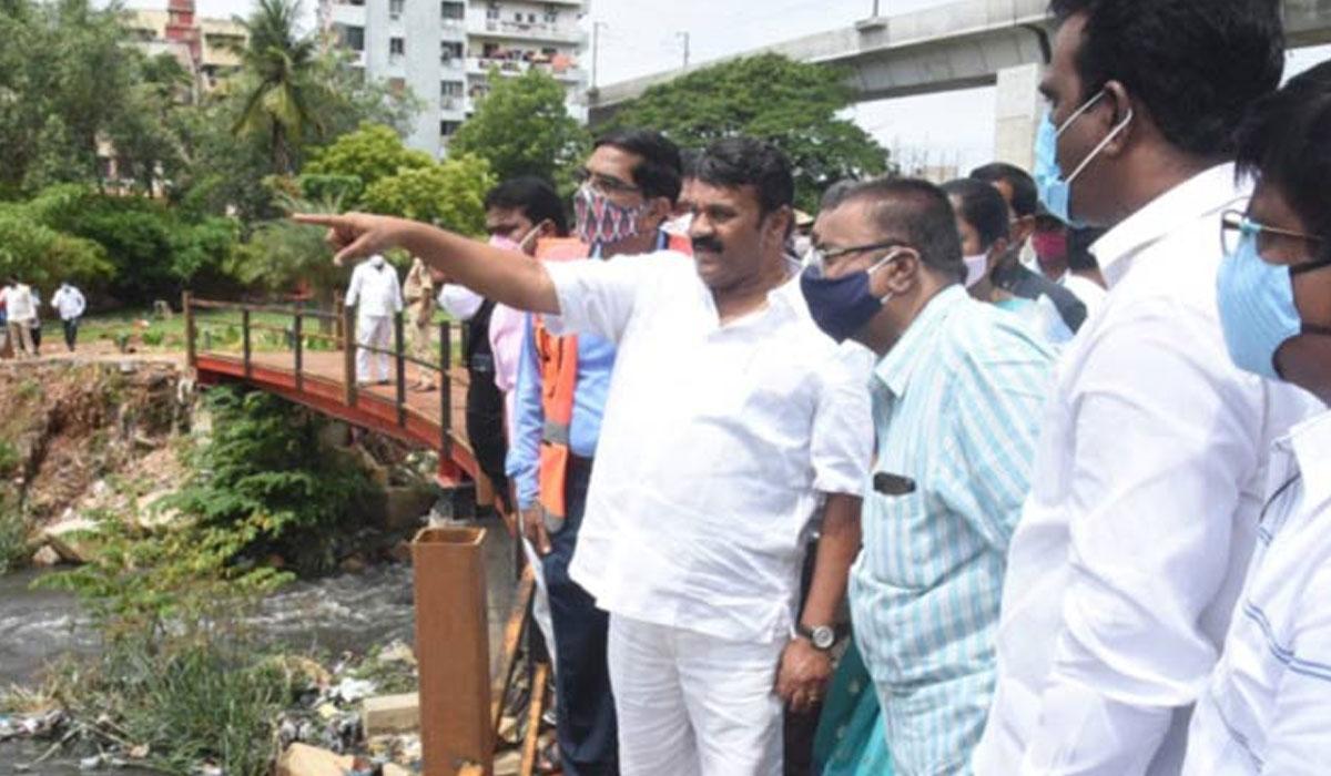 డ్రైనేజీల్లో చెత్త తొల‌గింపు ప‌నుల‌ను ప‌రిశీలించిన మంత్రి త‌ల‌సాని