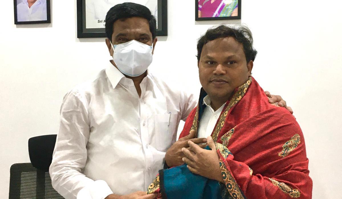 మంత్రి వేముల ప్ర‌శాంత్ రెడ్డిని క‌లిసిన మోతె గంగారెడ్డి