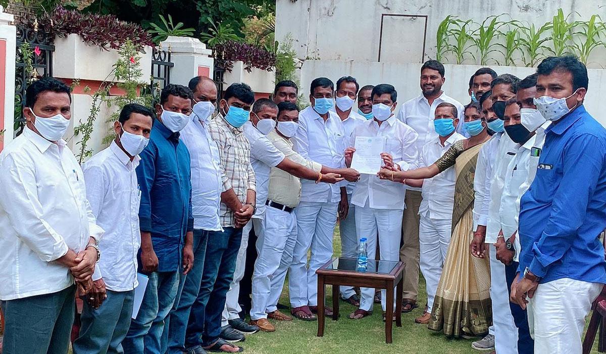 డ‌బుల్ రోడ్ల మంజూరు చేయాల‌ని మంత్రి వేముల‌కు విన‌తి