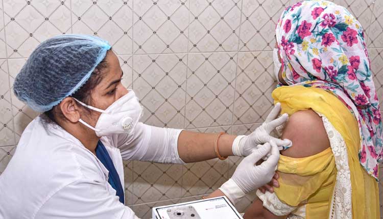 Mixing Vaccine doses : ఒకే వ్య‌క్తికి వేర్వేరు వ్యాక్సిన్ డోసులు సుర‌క్షిత‌మేనా..?