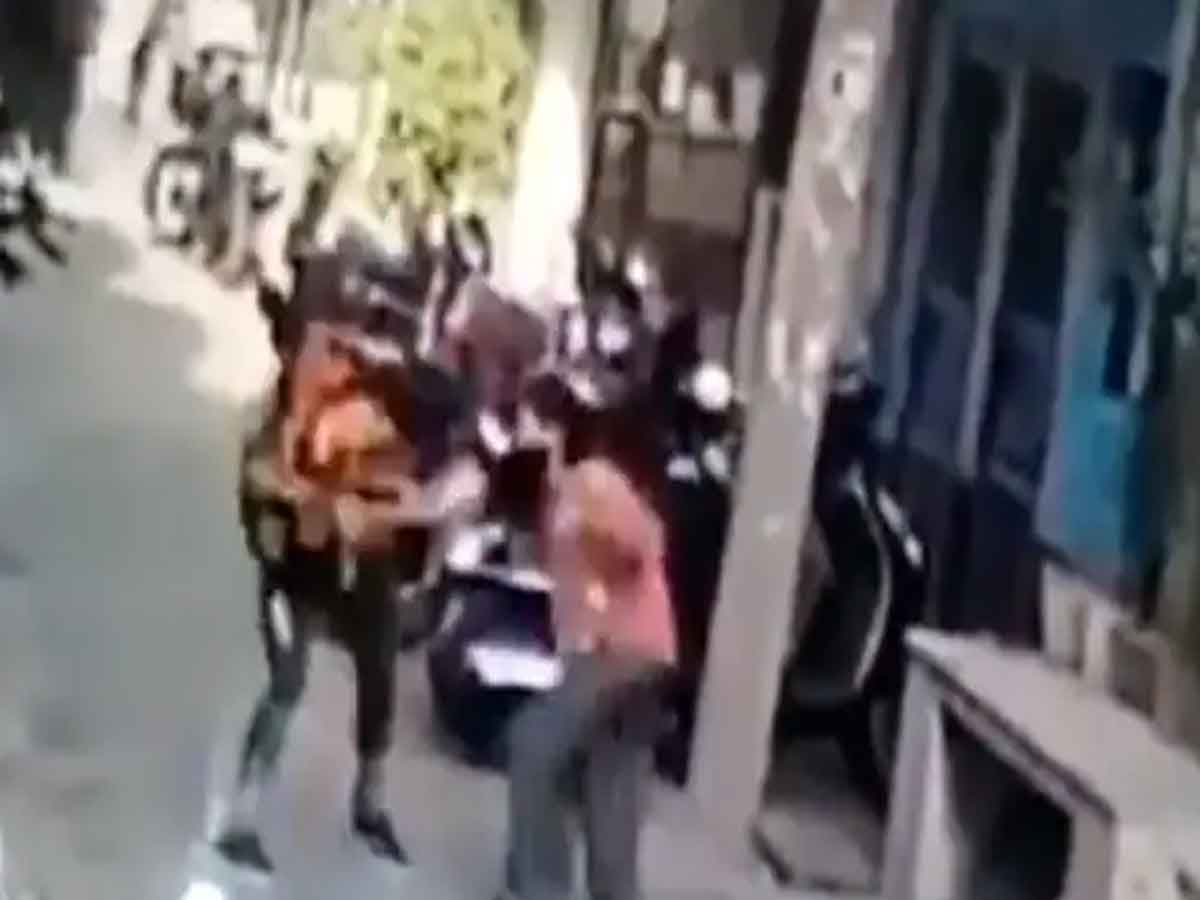 మొబైల్ ఫోన్ స్నాచింగ్ మ‌హిళ‌ను ప‌ట్టిచ్చిన సీసీటీవీ