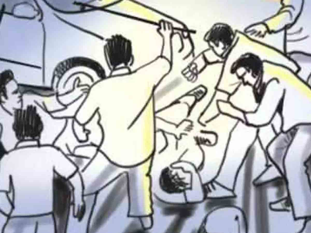 కత్తులు దూసుకున్న కుటుంబీకులు.. ఇద్దరి పరిస్థితి విషమం