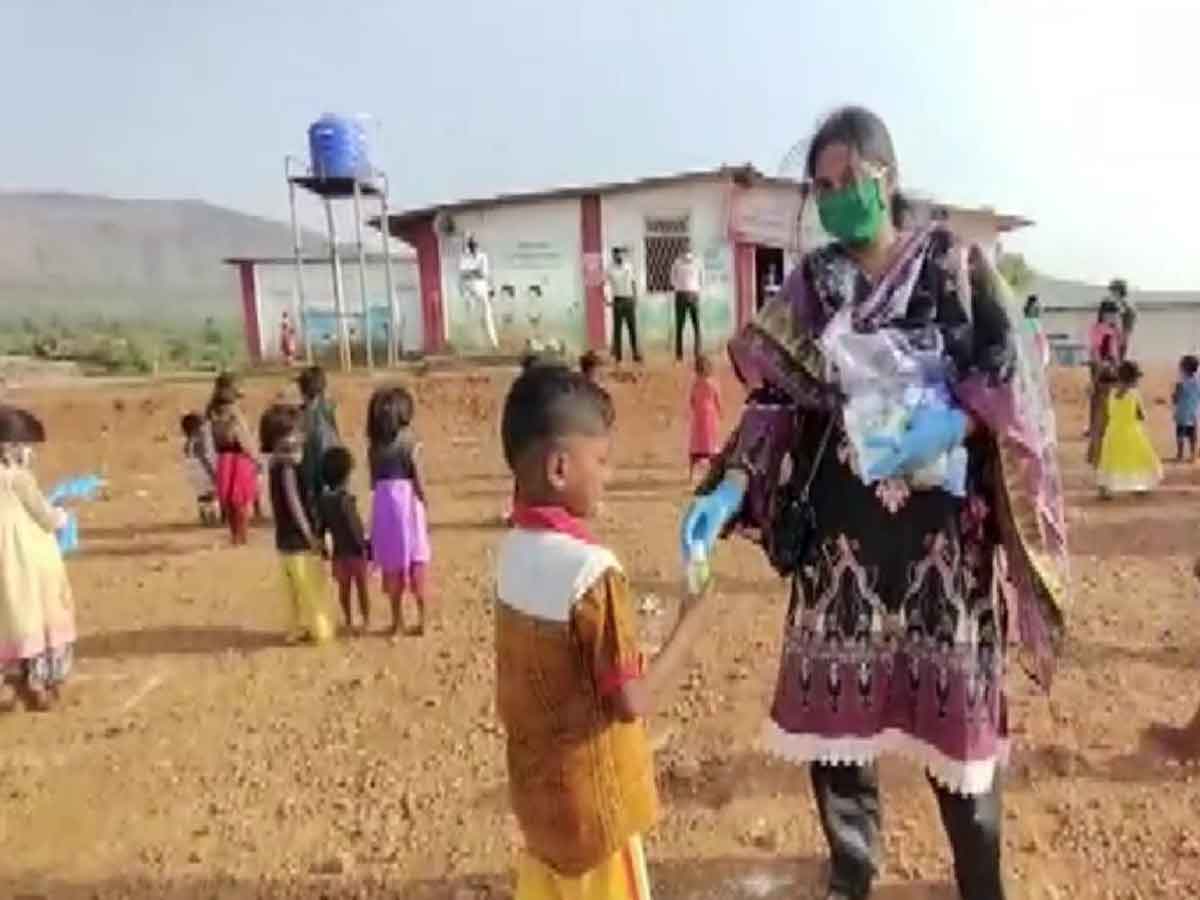 50 మంది పేద పిల్ల‌ల‌ను ద‌త్త‌త తీసుకున్న మ‌హిళా కానిస్టేబుల్‌