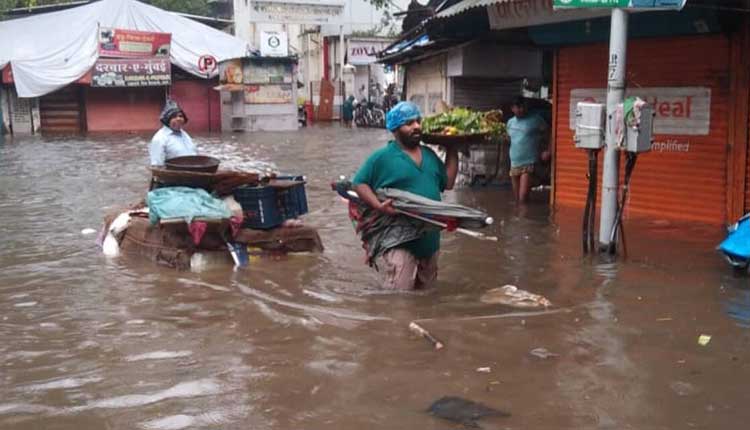 ముంబైని ముంచెత్తుతున్న భారీ వ‌ర్షాలు.. వీడియో