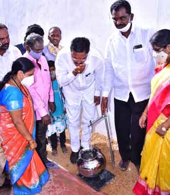 రైతులకు సేవలందించే పెద్దజీతగాడిని