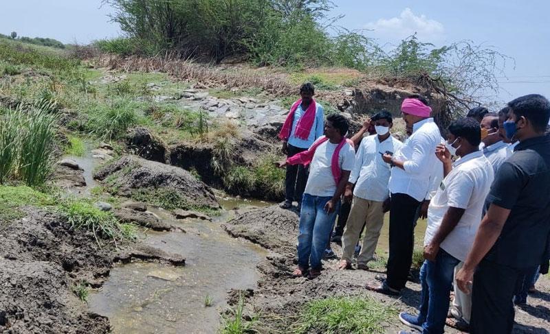 నల్లచౌట చెరువు గండి పూడ్చేందుకు చర్యలు