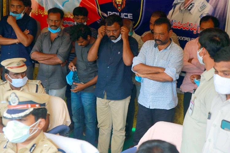 నకిలీ ముఠా కటకటాల్లోకి..