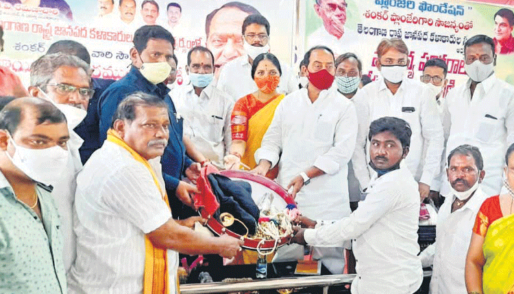 కళాకారుల పాత్ర మరువలేనిది