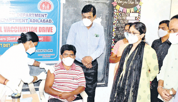 టీచర్లకు టీకా