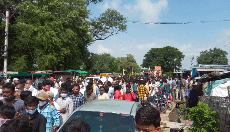 అశ్రునయనాలతో జవాన్‌ అంత్యక్రియలు