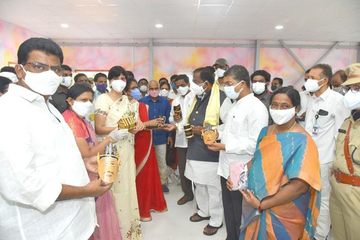 మహిళలు ఆర్థిక స్వావలంబన సాధించాలి