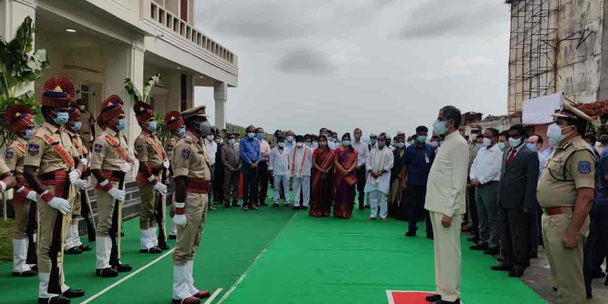 యాదాద్రికి చేరుకున్న సీజేఐ ఎన్‌వీ రమణ దంపతులు