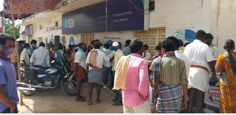బ్యాంకుల వద్ద రైతుల సందడి