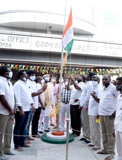 నిరాడంబరంగా ఆవిర్భావ వేడుక