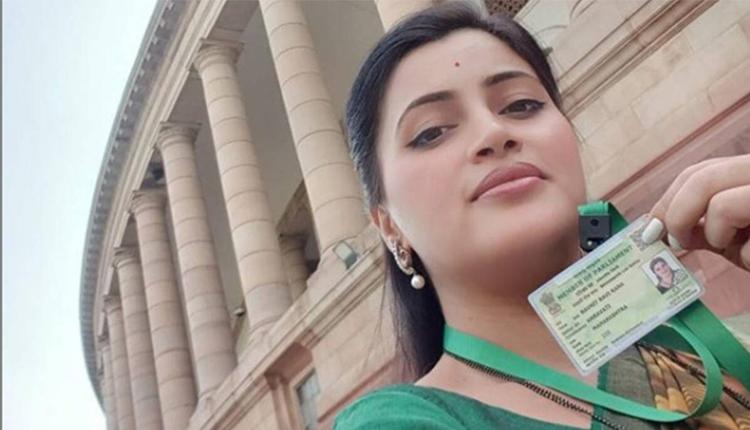 అమరావతి ఎంపీ నవనీత్‌ కౌర్‌కు బాంబే హైకోర్టు షాక్‌