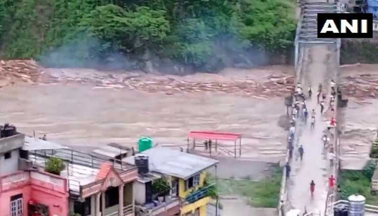 సెంట్ర‌ల్ నేపాల్‌లో పోటెత్తిన వ‌ర‌ద‌లు