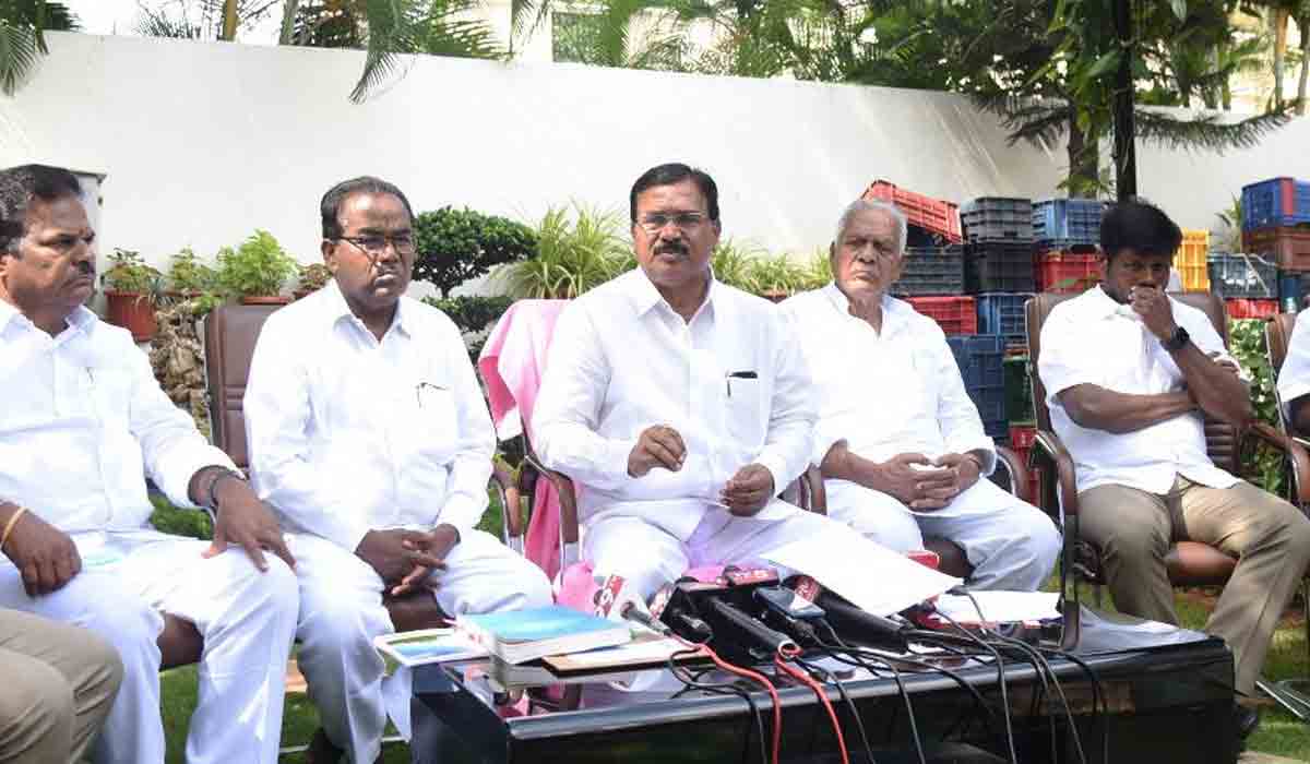 ఏపీ అక్రమ ప్రాజెక్టులను అడ్డుకొని తీరుతాం: మంత్రి నిరంజన్‌ రెడ్డి