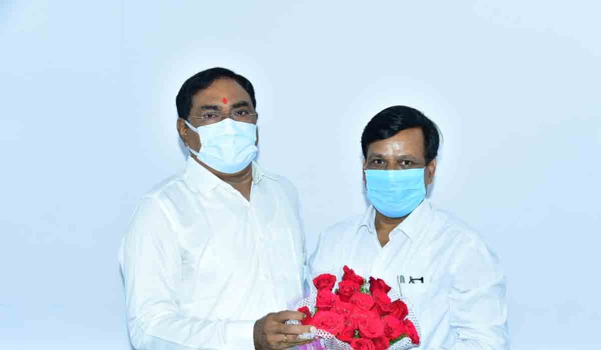 మంత్రి ఎర్ర‌బెల్లి ద‌యాక‌ర్ రావును క‌లిసిన‌ ఓయూ వీసీ