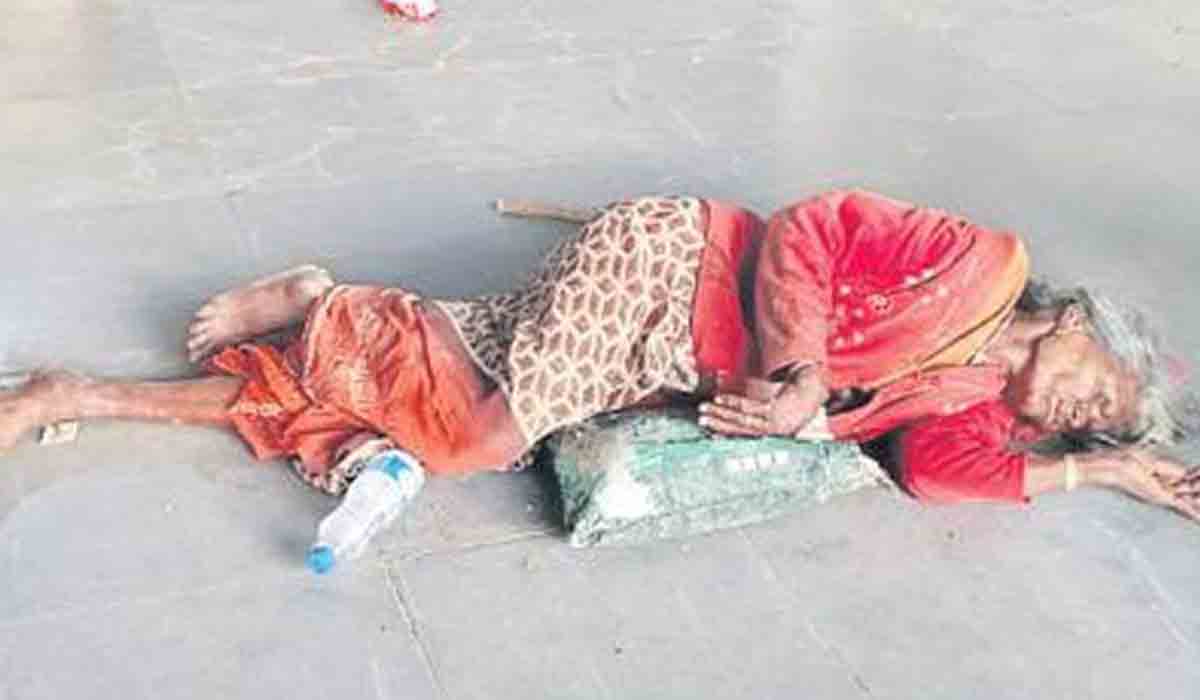 త‌ల్లిని బ‌స్టాప్‌లో వ‌దిలేసిన ముగ్గురు కుమారులు