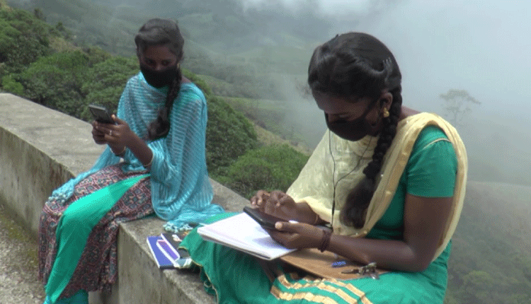 ఆన్‌లైన్ క్లాస్ వినాలంటే ఆరు కిలోమీట‌ర్లు న‌డ‌వాల్సిందే