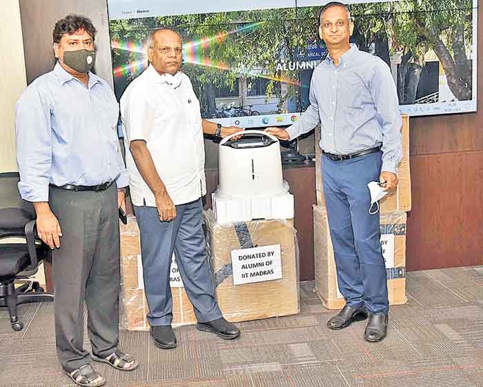 ఆక్సిజన్‌ కాన్సన్‌ట్రేటర్ల విరాళం