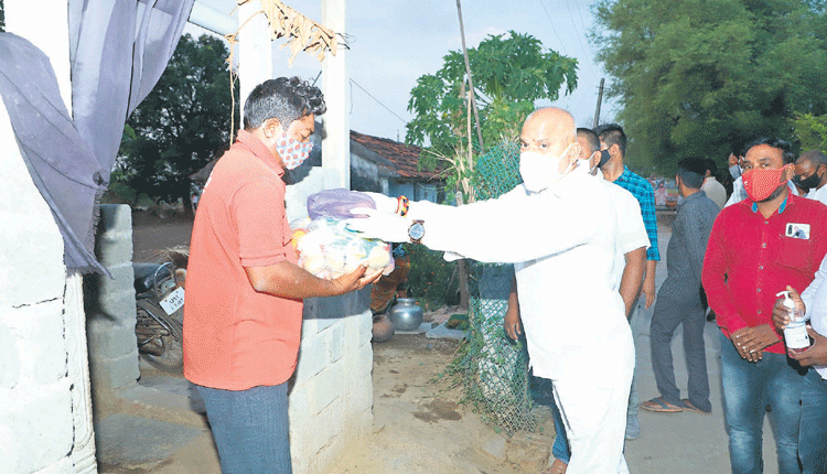 అండగా ఉంటూ.. ఆసరానిస్తూ..