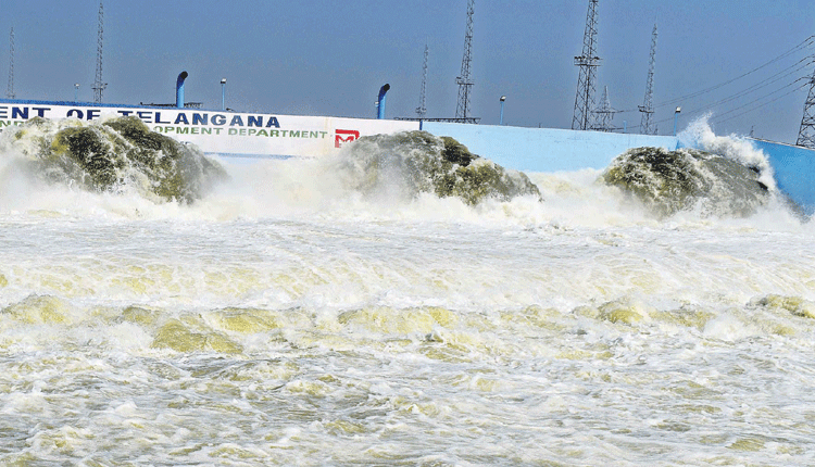 పంపుల నిండుగా గోదారి ఉప్పొంగే..