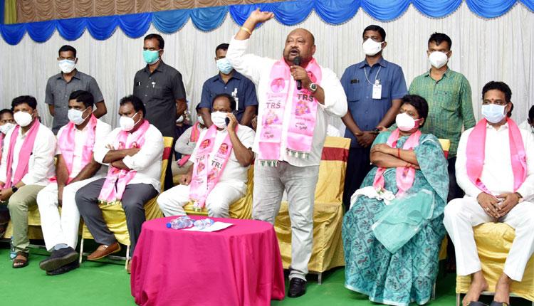 ఈటలకు పుట్టగతులుండవ్‌