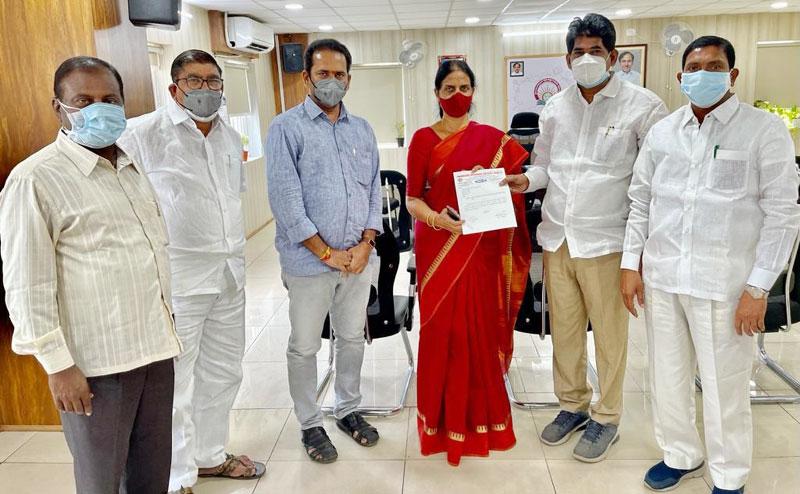 పదోన్నతులు, బదిలీలకు మంత్రి హామీ