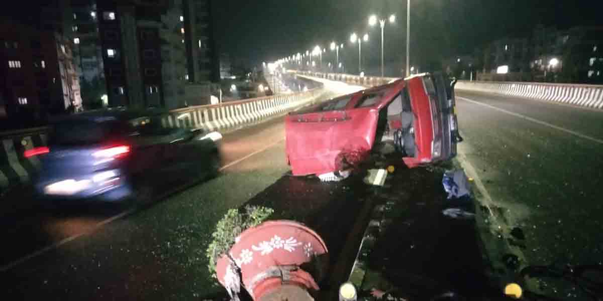 పీవీ ఎక్స్‌ప్రెస్‌ హైవేపే పల్టీ కొట్టిన కారు