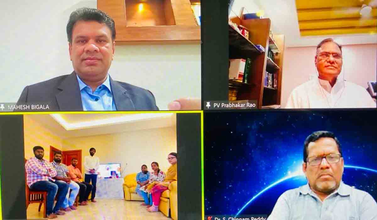 విలేజ్‌ నుంచి విశ్వ మానవుడిగా ఎదిగిన పీవీ..