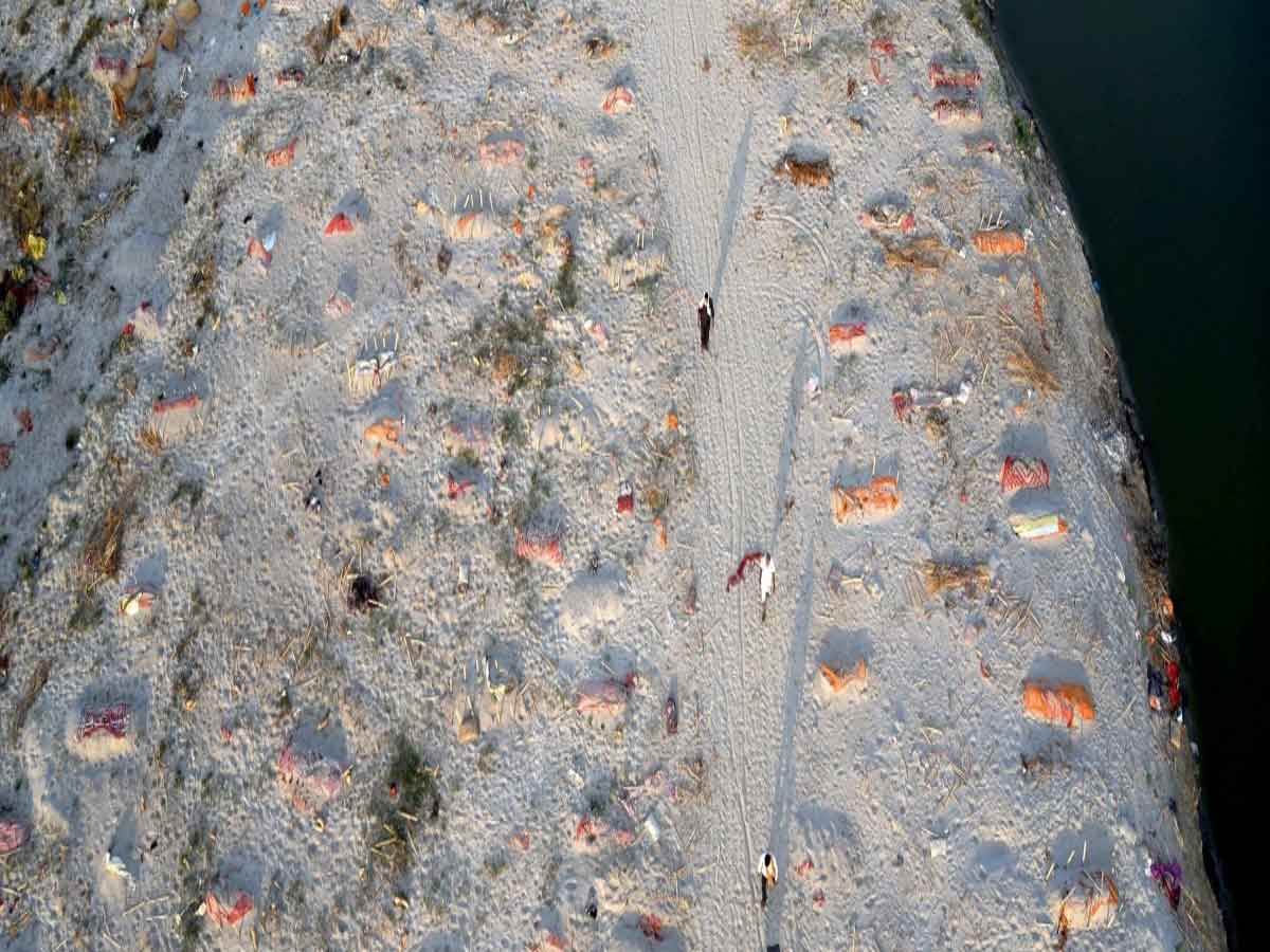 నీటి మట్టం పెరిగేకొద్దీ కుప్పలు కుప్పలుగా శవాలు.. ఎక్కడంటే..?