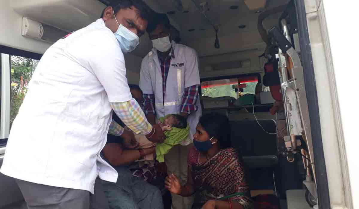 గ‌ర్భిణికి పురుడు పోసిన 108 సిబ్బంది