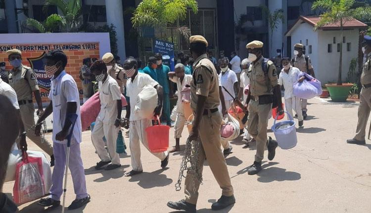 వ‌రంగ‌ల్ సెంట్ర‌ల్ జైలు నుంచి ఖైదీల త‌ర‌లింపు