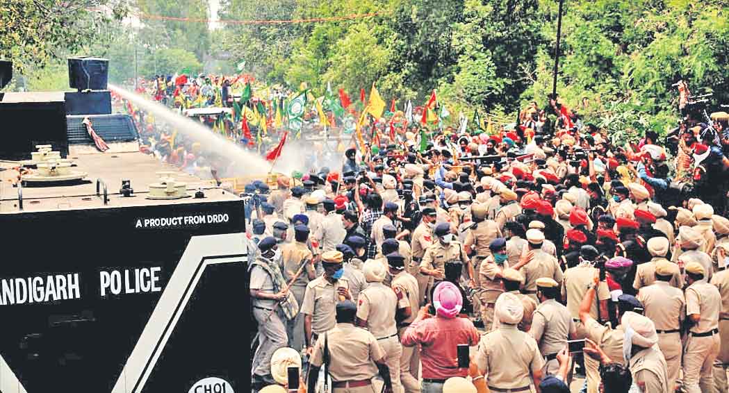 అన్నదాతలపై జలఫిరంగులు