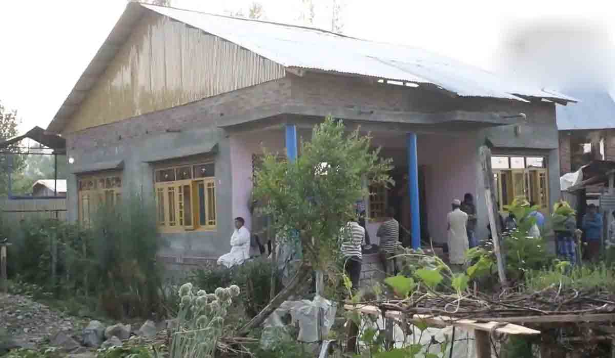 కశ్మీర్‌లో మాజీ పోలీస్‌ అధికారిని కాల్చి చంపిన ఉగ్రవాదులు