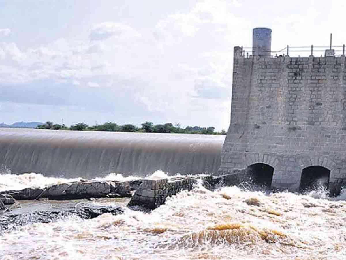 ఆర్డీఎస్‌ కాల్వకు గండి.. వృథాపోతున్న నీరు