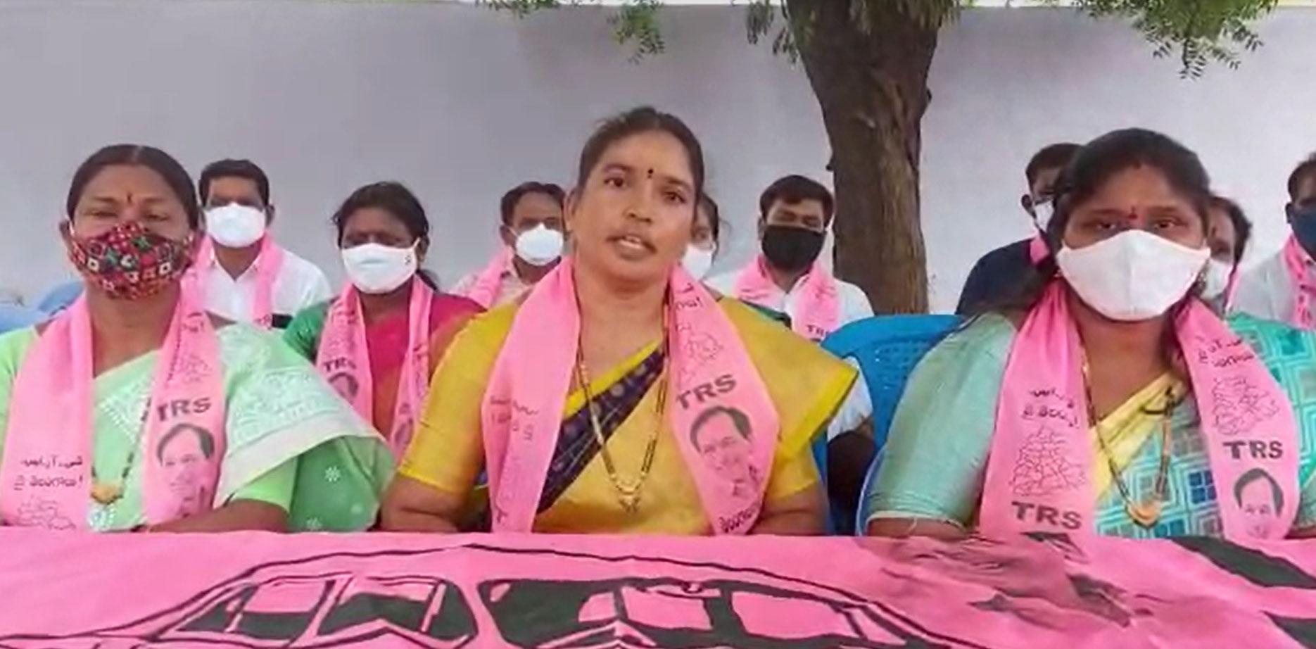 ఈట‌ల ప్ర‌లోభాల‌కు లొంగే వారెవ‌రూ లేరు : గందే రాధిక‌