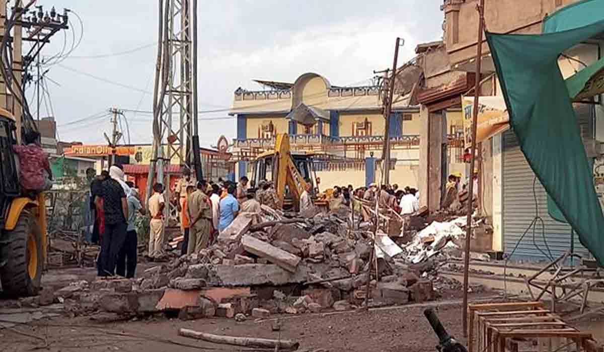 కూలిన భవనం.. ముగ్గురు కార్మికులు మృతి