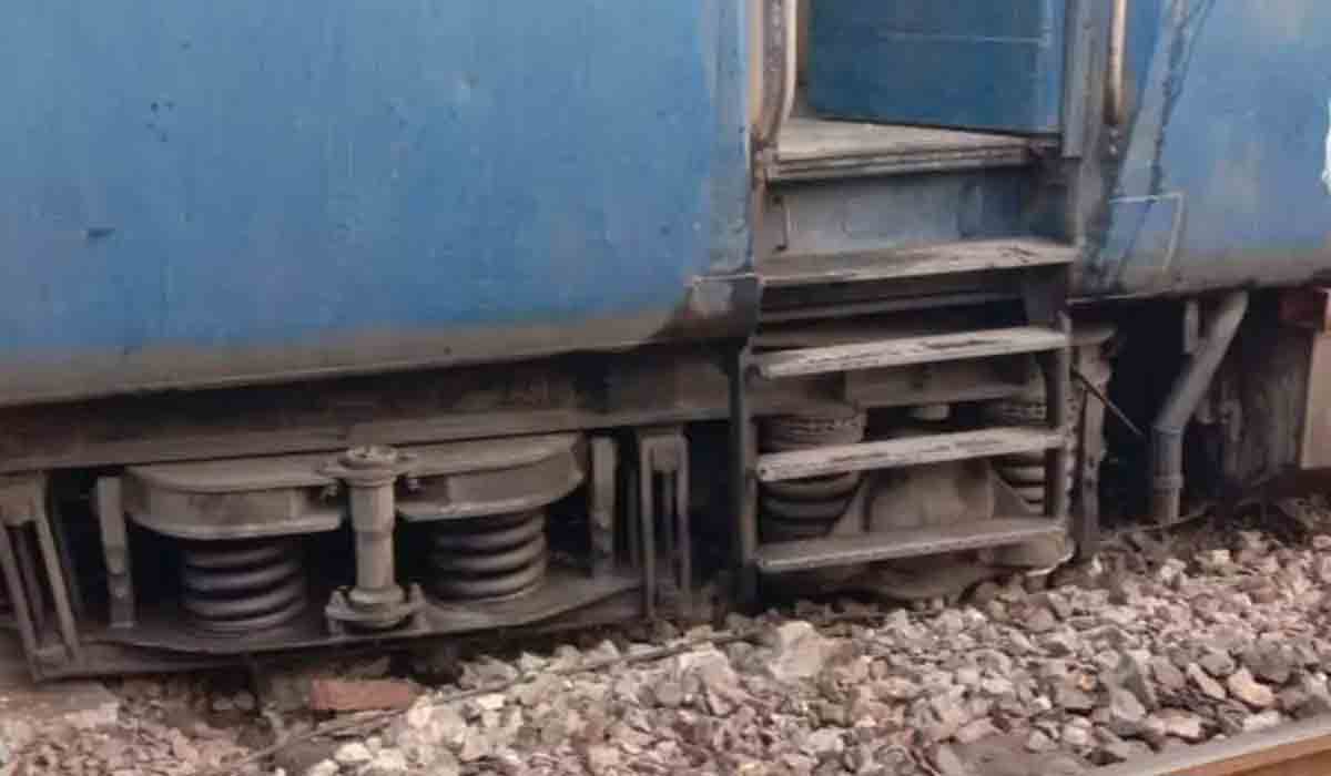 పట్టాలు తప్పిన రాజధాని ఎక్స్‌ప్రెస్‌.. ప్రయాణికులు సేఫ్‌