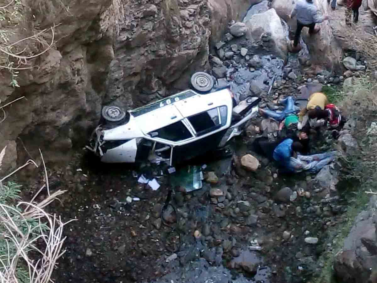 లోయలోపడిన వాహనం.. నలుగురు కార్మికుల దుర్మరణం