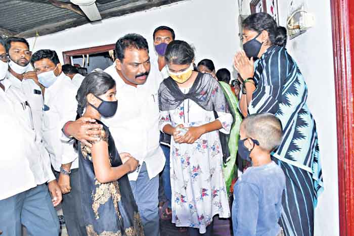 అనాథ పిల్లలకు అండగా కేటీఆర్‌