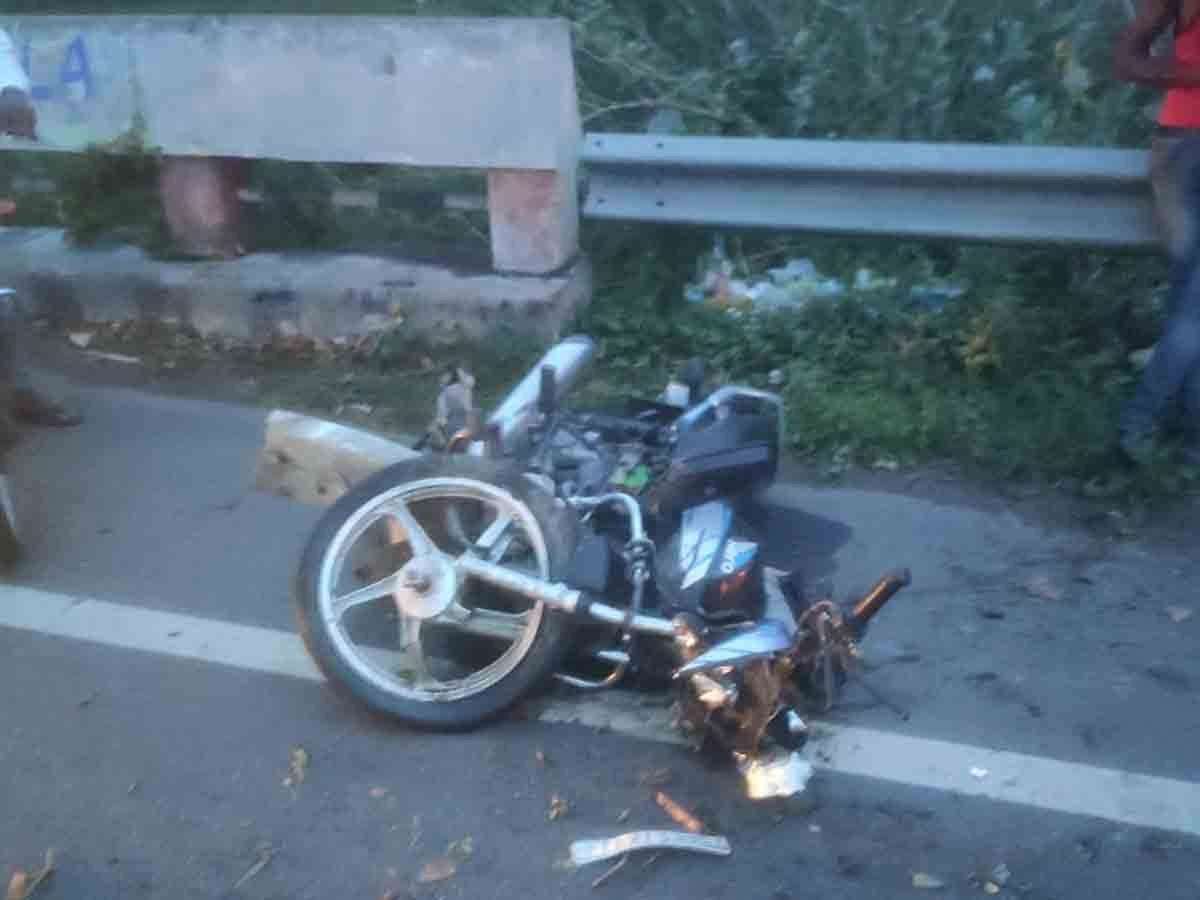 కారు-బైక్‌ ఢీకొని బాలుడితో సహా ఇద్దరు దుర్మరణం