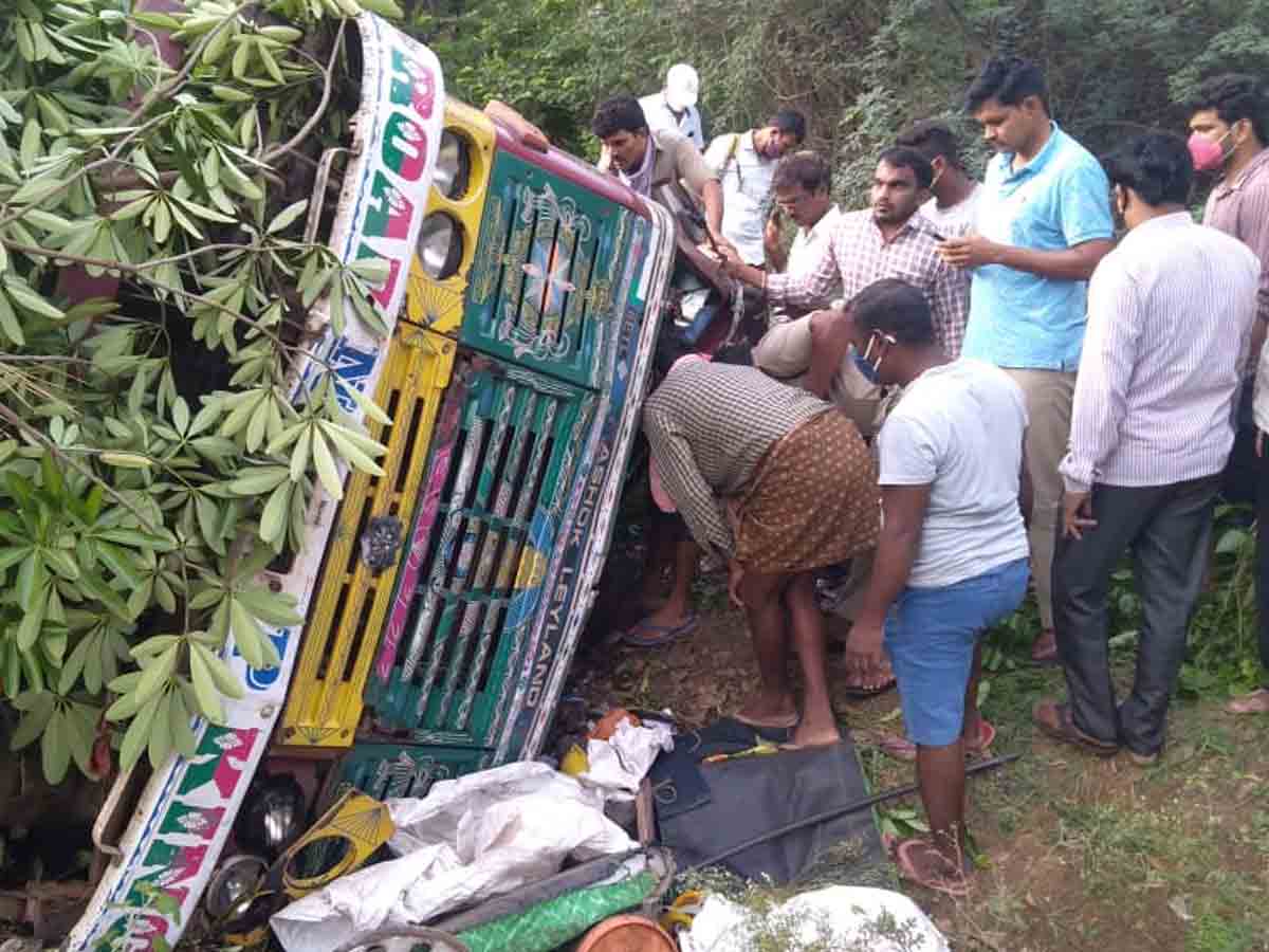 అదుపుతప్పి లారీ బోల్తా.. డ్రైవర్‌, క్లీనర్లకు తీవ్రగాయాలు