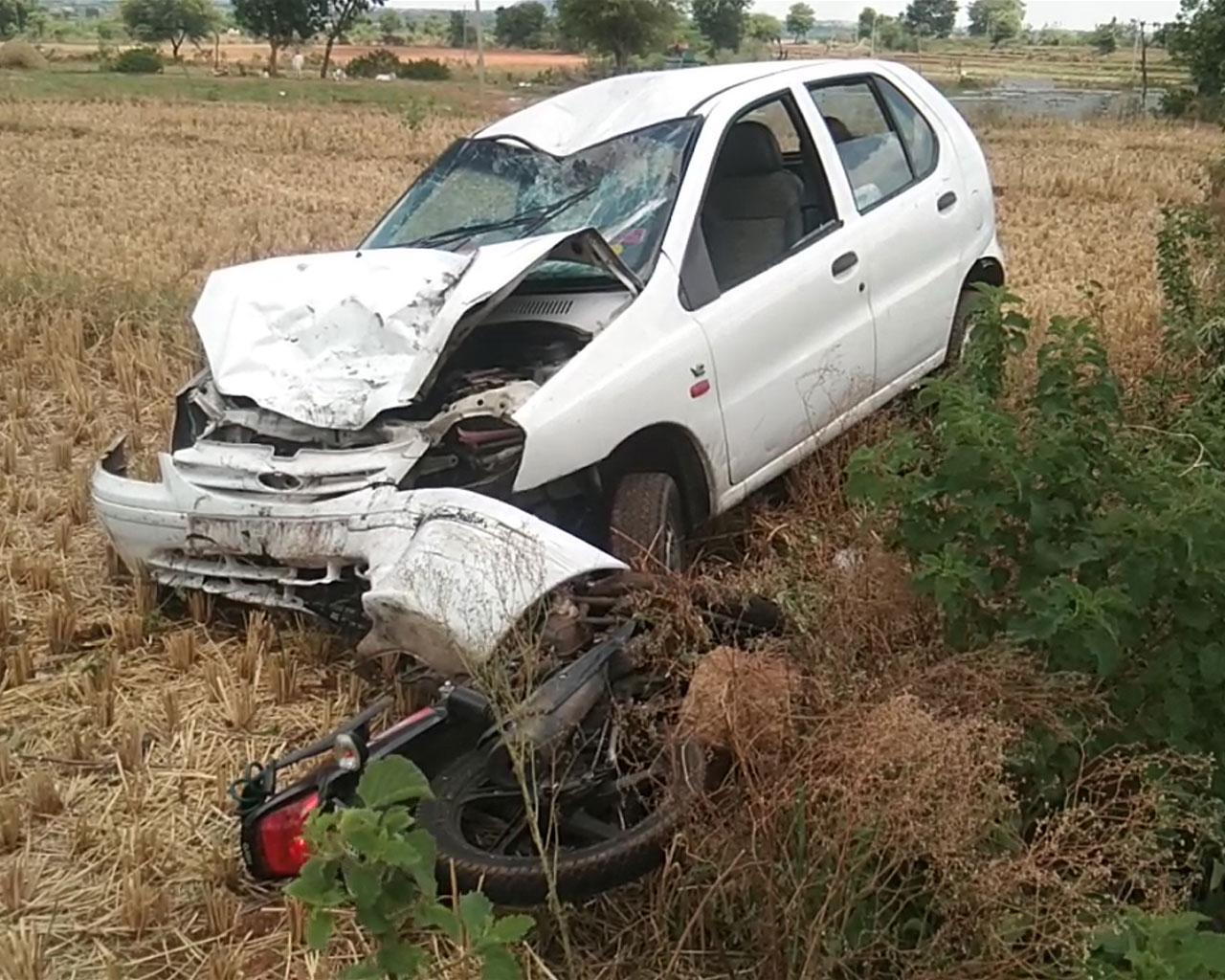 బలిగొన్న అతివేగం : కారు – ద్విచక్ర వాహనం ఢీకొని దంపతులు మృతి